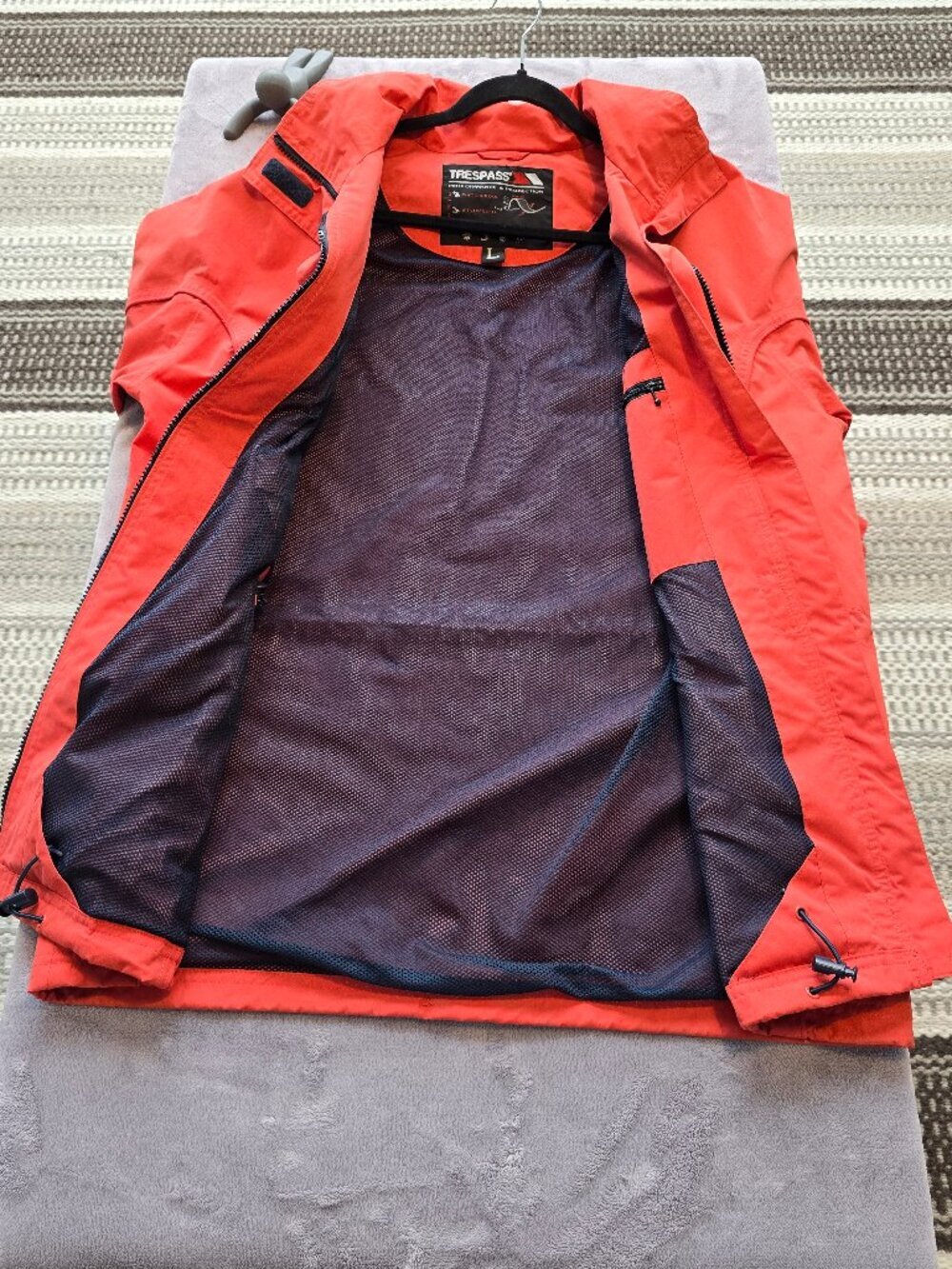 Trespass performance and protection ski/snowboard rain jacket. Outstanding! - Picture 6 of 10